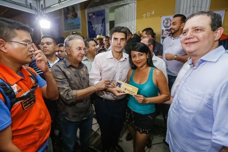O governador Helder Barbalho foi pessoalmente na noite desta segunda-feira (16), acompanhado do vice-governador, Lúcio Vale, e da primeira-dama, Daniela Barbalho, entregar os benefícios na Capela Sagrada Família, ponto de apoio e recebimento de doações para quem perdeu tudo no incêndio. Só em cheque moradia, o governo do Estado repassou às famílias R$ 480 mil. <div class='credito_fotos'>Foto: Marcelo Seabra / Ag. Pará   |   <a href='/midias/2019/originais/5453_20190916194621__mg_6740.jpg' download><i class='fa-solid fa-download'></i> Download</a></div>