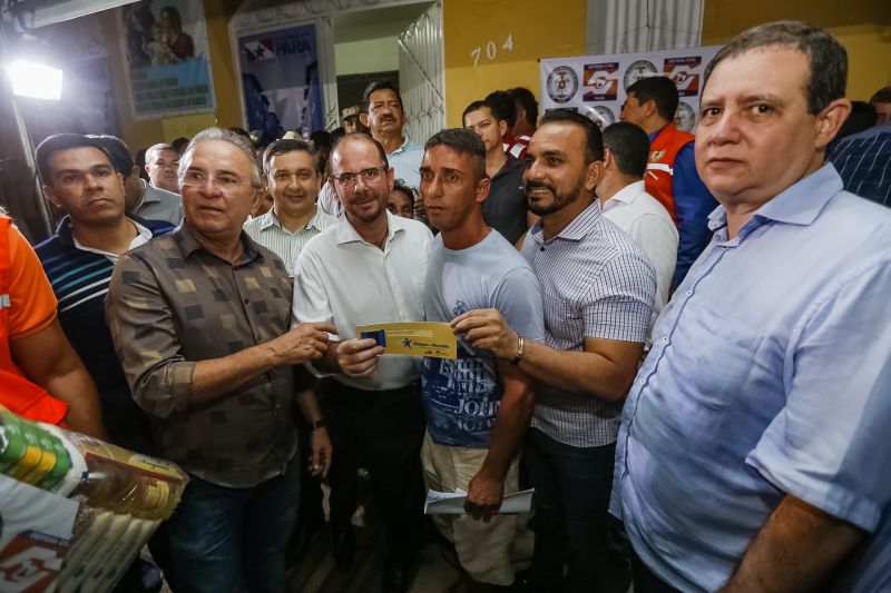 O governador Helder Barbalho foi pessoalmente na noite desta segunda-feira (16), acompanhado do vice-governador, Lúcio Vale, e da primeira-dama, Daniela Barbalho, entregar os benefícios na Capela Sagrada Família, ponto de apoio e recebimento de doações para quem perdeu tudo no incêndio. Só em cheque moradia, o governo do Estado repassou às famílias R$ 480 mil. <div class='credito_fotos'>Foto: Marcelo Seabra / Ag. Pará   |   <a href='/midias/2019/originais/5453_20190916194743__mg_6750.jpg' download><i class='fa-solid fa-download'></i> Download</a></div>