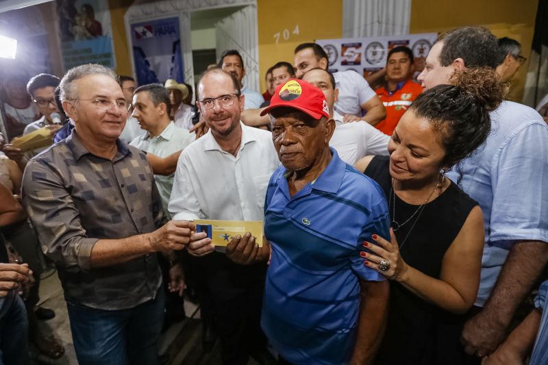 O governador Helder Barbalho foi pessoalmente na noite desta segunda-feira (16), acompanhado do vice-governador, Lúcio Vale, e da primeira-dama, Daniela Barbalho, entregar os benefícios na Capela Sagrada Família, ponto de apoio e recebimento de doações para quem perdeu tudo no incêndio. Só em cheque moradia, o governo do Estado repassou às famílias R$ 480 mil. <div class='credito_fotos'>Foto: Marcelo Seabra / Ag. Pará   |   <a href='/midias/2019/originais/5453_20190916194806__mg_6766.jpg' download><i class='fa-solid fa-download'></i> Download</a></div>