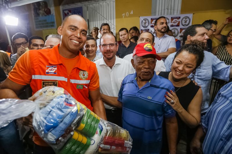 O governador Helder Barbalho foi pessoalmente na noite desta segunda-feira (16), acompanhado do vice-governador, Lúcio Vale, e da primeira-dama, Daniela Barbalho, entregar os benefícios na Capela Sagrada Família, ponto de apoio e recebimento de doações para quem perdeu tudo no incêndio. Só em cheque moradia, o governo do Estado repassou às famílias R$ 480 mil. <div class='credito_fotos'>Foto: Marcelo Seabra / Ag. Pará   |   <a href='/midias/2019/originais/5453_20190916194828__mg_6769.jpg' download><i class='fa-solid fa-download'></i> Download</a></div>