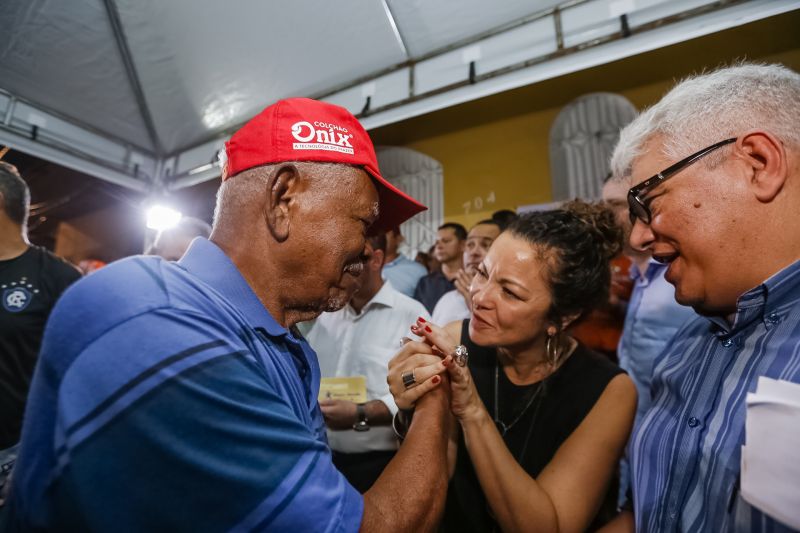 O governador Helder Barbalho foi pessoalmente na noite desta segunda-feira (16), acompanhado do vice-governador, Lúcio Vale, e da primeira-dama, Daniela Barbalho, entregar os benefícios na Capela Sagrada Família, ponto de apoio e recebimento de doações para quem perdeu tudo no incêndio. Só em cheque moradia, o governo do Estado repassou às famílias R$ 480 mil. <div class='credito_fotos'>Foto: Marcelo Seabra / Ag. Pará   |   <a href='/midias/2019/originais/5453_20190916194838__mg_6772.jpg' download><i class='fa-solid fa-download'></i> Download</a></div>