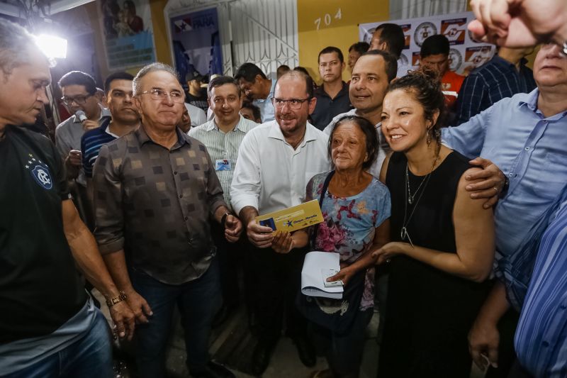 O governador Helder Barbalho foi pessoalmente na noite desta segunda-feira (16), acompanhado do vice-governador, Lúcio Vale, e da primeira-dama, Daniela Barbalho, entregar os benefícios na Capela Sagrada Família, ponto de apoio e recebimento de doações para quem perdeu tudo no incêndio. Só em cheque moradia, o governo do Estado repassou às famílias R$ 480 mil. <div class='credito_fotos'>Foto: Marcelo Seabra / Ag. Pará   |   <a href='/midias/2019/originais/5453_20190916194856__mg_6775.jpg' download><i class='fa-solid fa-download'></i> Download</a></div>