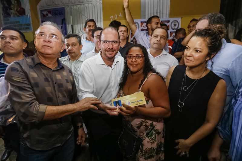 O governador Helder Barbalho foi pessoalmente na noite desta segunda-feira (16), acompanhado do vice-governador, Lúcio Vale, e da primeira-dama, Daniela Barbalho, entregar os benefícios na Capela Sagrada Família, ponto de apoio e recebimento de doações para quem perdeu tudo no incêndio. Só em cheque moradia, o governo do Estado repassou às famílias R$ 480 mil. <div class='credito_fotos'>Foto: Marcelo Seabra / Ag. Pará   |   <a href='/midias/2019/originais/5453_20190916194923__mg_6783.jpg' download><i class='fa-solid fa-download'></i> Download</a></div>