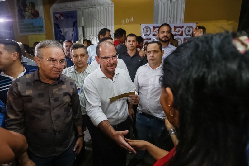 O governador Helder Barbalho foi pessoalmente na noite desta segunda-feira (16), acompanhado do vice-governador, Lúcio Vale, e da primeira-dama, Daniela Barbalho, entregar os benefícios na Capela Sagrada Família, ponto de apoio e recebimento de doações para quem perdeu tudo no incêndio. Só em cheque moradia, o governo do Estado repassou às famílias R$ 480 mil. <div class='credito_fotos'>Foto: Marcelo Seabra / Ag. Pará   |   <a href='/midias/2019/originais/5453_20190916194934__mg_6784.jpg' download><i class='fa-solid fa-download'></i> Download</a></div>