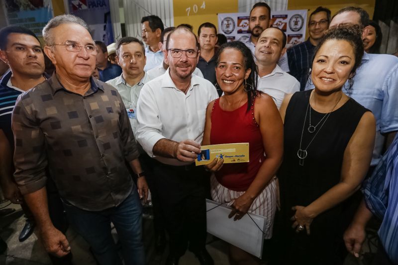 O governador Helder Barbalho foi pessoalmente na noite desta segunda-feira (16), acompanhado do vice-governador, Lúcio Vale, e da primeira-dama, Daniela Barbalho, entregar os benefícios na Capela Sagrada Família, ponto de apoio e recebimento de doações para quem perdeu tudo no incêndio. Só em cheque moradia, o governo do Estado repassou às famílias R$ 480 mil. <div class='credito_fotos'>Foto: Marcelo Seabra / Ag. Pará   |   <a href='/midias/2019/originais/5453_20190916194941__mg_6790.jpg' download><i class='fa-solid fa-download'></i> Download</a></div>