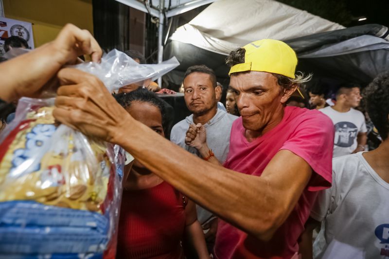 O governador Helder Barbalho foi pessoalmente na noite desta segunda-feira (16), acompanhado do vice-governador, Lúcio Vale, e da primeira-dama, Daniela Barbalho, entregar os benefícios na Capela Sagrada Família, ponto de apoio e recebimento de doações para quem perdeu tudo no incêndio. Só em cheque moradia, o governo do Estado repassou às famílias R$ 480 mil. <div class='credito_fotos'>Foto: Marcelo Seabra / Ag. Pará   |   <a href='/midias/2019/originais/5453_20190916195002__mg_6791.jpg' download><i class='fa-solid fa-download'></i> Download</a></div>