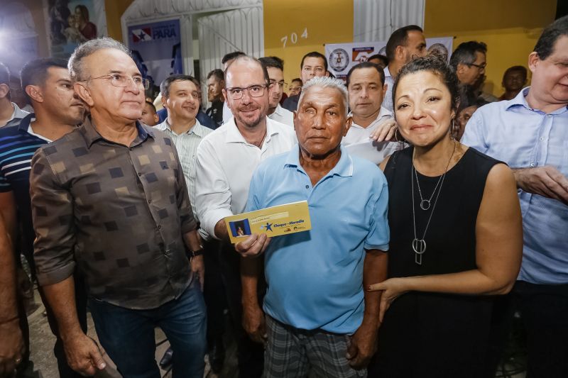 O governador Helder Barbalho foi pessoalmente na noite desta segunda-feira (16), acompanhado do vice-governador, Lúcio Vale, e da primeira-dama, Daniela Barbalho, entregar os benefícios na Capela Sagrada Família, ponto de apoio e recebimento de doações para quem perdeu tudo no incêndio. Só em cheque moradia, o governo do Estado repassou às famílias R$ 480 mil. <div class='credito_fotos'>Foto: Marcelo Seabra / Ag. Pará   |   <a href='/midias/2019/originais/5453_20190916195025__mg_6792.jpg' download><i class='fa-solid fa-download'></i> Download</a></div>