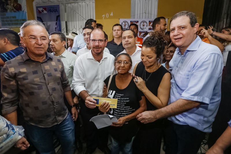 O governador Helder Barbalho foi pessoalmente na noite desta segunda-feira (16), acompanhado do vice-governador, Lúcio Vale, e da primeira-dama, Daniela Barbalho, entregar os benefícios na Capela Sagrada Família, ponto de apoio e recebimento de doações para quem perdeu tudo no incêndio. Só em cheque moradia, o governo do Estado repassou às famílias R$ 480 mil. <div class='credito_fotos'>Foto: Marcelo Seabra / Ag. Pará   |   <a href='/midias/2019/originais/5453_20190916195054__mg_6800.jpg' download><i class='fa-solid fa-download'></i> Download</a></div>