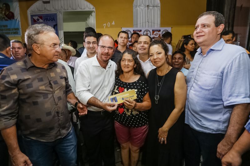 O governador Helder Barbalho foi pessoalmente na noite desta segunda-feira (16), acompanhado do vice-governador, Lúcio Vale, e da primeira-dama, Daniela Barbalho, entregar os benefícios na Capela Sagrada Família, ponto de apoio e recebimento de doações para quem perdeu tudo no incêndio. Só em cheque moradia, o governo do Estado repassou às famílias R$ 480 mil. <div class='credito_fotos'>Foto: Marcelo Seabra / Ag. Pará   |   <a href='/midias/2019/originais/5453_20190916195122__mg_6805.jpg' download><i class='fa-solid fa-download'></i> Download</a></div>