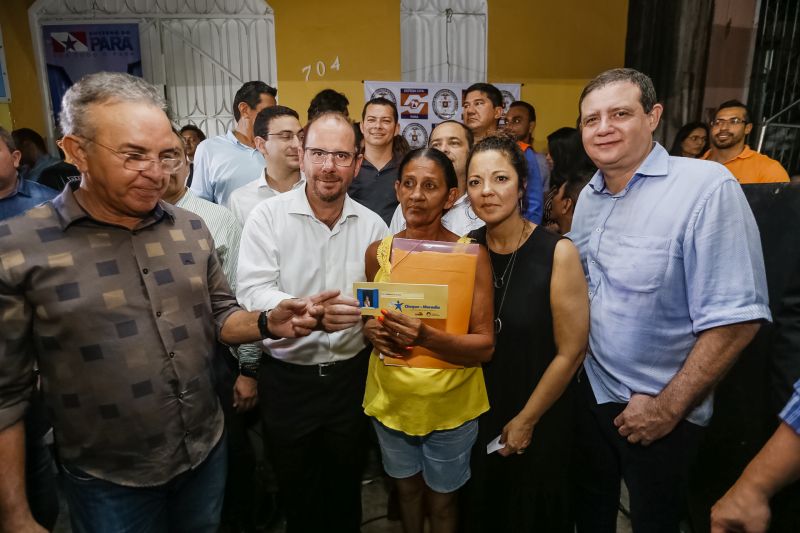 O governador Helder Barbalho foi pessoalmente na noite desta segunda-feira (16), acompanhado do vice-governador, Lúcio Vale, e da primeira-dama, Daniela Barbalho, entregar os benefícios na Capela Sagrada Família, ponto de apoio e recebimento de doações para quem perdeu tudo no incêndio. Só em cheque moradia, o governo do Estado repassou às famílias R$ 480 mil. <div class='credito_fotos'>Foto: Marcelo Seabra / Ag. Pará   |   <a href='/midias/2019/originais/5453_20190916195145__mg_6813.jpg' download><i class='fa-solid fa-download'></i> Download</a></div>