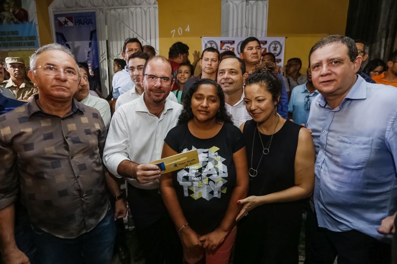 O governador Helder Barbalho foi pessoalmente na noite desta segunda-feira (16), acompanhado do vice-governador, Lúcio Vale, e da primeira-dama, Daniela Barbalho, entregar os benefícios na Capela Sagrada Família, ponto de apoio e recebimento de doações para quem perdeu tudo no incêndio. Só em cheque moradia, o governo do Estado repassou às famílias R$ 480 mil. <div class='credito_fotos'>Foto: Marcelo Seabra / Ag. Pará   |   <a href='/midias/2019/originais/5453_20190916195211__mg_6816.jpg' download><i class='fa-solid fa-download'></i> Download</a></div>