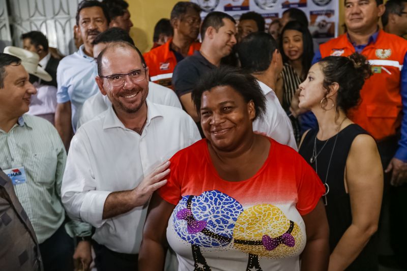 O governador Helder Barbalho foi pessoalmente na noite desta segunda-feira (16), acompanhado do vice-governador, Lúcio Vale, e da primeira-dama, Daniela Barbalho, entregar os benefícios na Capela Sagrada Família, ponto de apoio e recebimento de doações para quem perdeu tudo no incêndio. Só em cheque moradia, o governo do Estado repassou às famílias R$ 480 mil. <div class='credito_fotos'>Foto: Marcelo Seabra / Ag. Pará   |   <a href='/midias/2019/originais/5453_20190916195313__mg_6820.jpg' download><i class='fa-solid fa-download'></i> Download</a></div>