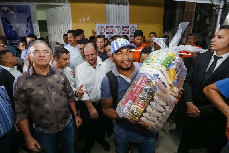 O governador Helder Barbalho foi pessoalmente na noite desta segunda-feira (16), acompanhado do vice-governador, Lúcio Vale, e da primeira-dama, Daniela Barbalho, entregar os benefícios na Capela Sagrada Família, ponto de apoio e recebimento de doações para quem perdeu tudo no incêndio. Só em cheque moradia, o governo do Estado repassou às famílias R$ 480 mil. <div class='credito_fotos'>Foto: Marcelo Seabra / Ag. Pará   |   <a href='/midias/2019/originais/5453_20190916195429__mg_6828.jpg' download><i class='fa-solid fa-download'></i> Download</a></div>