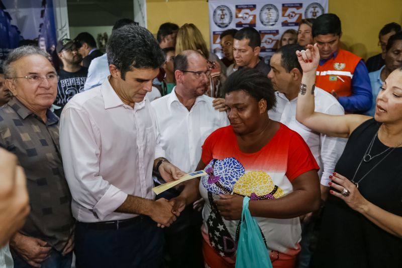 O governador Helder Barbalho foi pessoalmente na noite desta segunda-feira (16), acompanhado do vice-governador, Lúcio Vale, e da primeira-dama, Daniela Barbalho, entregar os benefícios na Capela Sagrada Família, ponto de apoio e recebimento de doações para quem perdeu tudo no incêndio. Só em cheque moradia, o governo do Estado repassou às famílias R$ 480 mil. <div class='credito_fotos'>Foto: Marcelo Seabra / Ag. Pará   |   <a href='/midias/2019/originais/5453_20190916195453__mg_6830.jpg' download><i class='fa-solid fa-download'></i> Download</a></div>