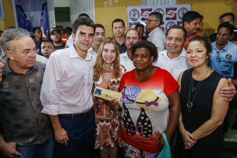 O governador Helder Barbalho foi pessoalmente na noite desta segunda-feira (16), acompanhado do vice-governador, Lúcio Vale, e da primeira-dama, Daniela Barbalho, entregar os benefícios na Capela Sagrada Família, ponto de apoio e recebimento de doações para quem perdeu tudo no incêndio. Só em cheque moradia, o governo do Estado repassou às famílias R$ 480 mil. <div class='credito_fotos'>Foto: Marcelo Seabra / Ag. Pará   |   <a href='/midias/2019/originais/5453_20190916195505__mg_6835.jpg' download><i class='fa-solid fa-download'></i> Download</a></div>