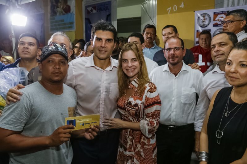 O governador Helder Barbalho foi pessoalmente na noite desta segunda-feira (16), acompanhado do vice-governador, Lúcio Vale, e da primeira-dama, Daniela Barbalho, entregar os benefícios na Capela Sagrada Família, ponto de apoio e recebimento de doações para quem perdeu tudo no incêndio. Só em cheque moradia, o governo do Estado repassou às famílias R$ 480 mil. <div class='credito_fotos'>Foto: Marcelo Seabra / Ag. Pará   |   <a href='/midias/2019/originais/5453_20190916195604__mg_6854.jpg' download><i class='fa-solid fa-download'></i> Download</a></div>