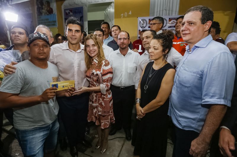 O governador Helder Barbalho foi pessoalmente na noite desta segunda-feira (16), acompanhado do vice-governador, Lúcio Vale, e da primeira-dama, Daniela Barbalho, entregar os benefícios na Capela Sagrada Família, ponto de apoio e recebimento de doações para quem perdeu tudo no incêndio. Só em cheque moradia, o governo do Estado repassou às famílias R$ 480 mil. <div class='credito_fotos'>Foto: Marcelo Seabra / Ag. Pará   |   <a href='/midias/2019/originais/5453_20190916195606__mg_6856.jpg' download><i class='fa-solid fa-download'></i> Download</a></div>