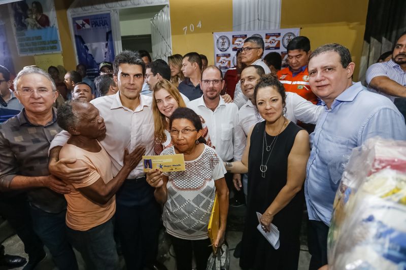O governador Helder Barbalho foi pessoalmente na noite desta segunda-feira (16), acompanhado do vice-governador, Lúcio Vale, e da primeira-dama, Daniela Barbalho, entregar os benefícios na Capela Sagrada Família, ponto de apoio e recebimento de doações para quem perdeu tudo no incêndio. Só em cheque moradia, o governo do Estado repassou às famílias R$ 480 mil. <div class='credito_fotos'>Foto: Marcelo Seabra / Ag. Pará   |   <a href='/midias/2019/originais/5453_20190916195655__mg_6864.jpg' download><i class='fa-solid fa-download'></i> Download</a></div>