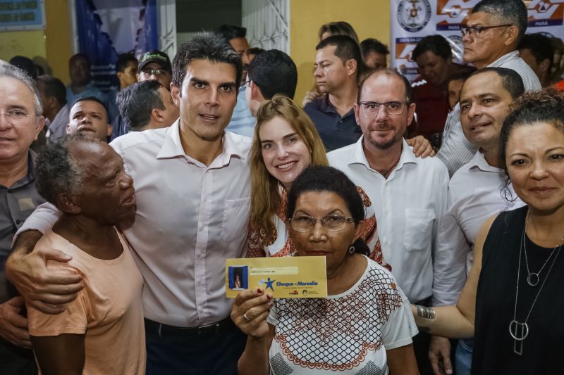 O governador Helder Barbalho foi pessoalmente na noite desta segunda-feira (16), acompanhado do vice-governador, Lúcio Vale, e da primeira-dama, Daniela Barbalho, entregar os benefícios na Capela Sagrada Família, ponto de apoio e recebimento de doações para quem perdeu tudo no incêndio. Só em cheque moradia, o governo do Estado repassou às famílias R$ 480 mil. <div class='credito_fotos'>Foto: Marcelo Seabra / Ag. Pará   |   <a href='/midias/2019/originais/5453_20190916195657__mg_6865.jpg' download><i class='fa-solid fa-download'></i> Download</a></div>