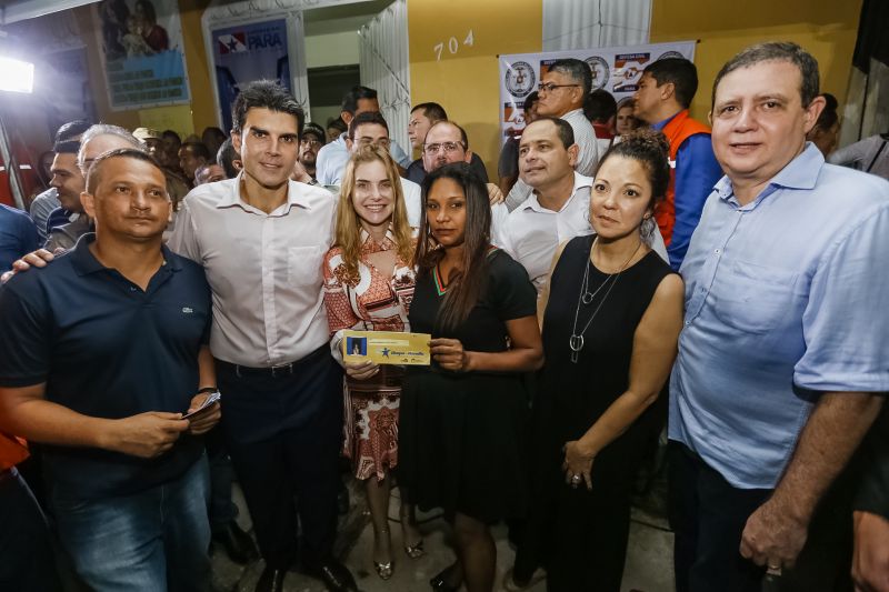 O governador Helder Barbalho foi pessoalmente na noite desta segunda-feira (16), acompanhado do vice-governador, Lúcio Vale, e da primeira-dama, Daniela Barbalho, entregar os benefícios na Capela Sagrada Família, ponto de apoio e recebimento de doações para quem perdeu tudo no incêndio. Só em cheque moradia, o governo do Estado repassou às famílias R$ 480 mil. <div class='credito_fotos'>Foto: Marcelo Seabra / Ag. Pará   |   <a href='/midias/2019/originais/5453_20190916195758__mg_6873.jpg' download><i class='fa-solid fa-download'></i> Download</a></div>