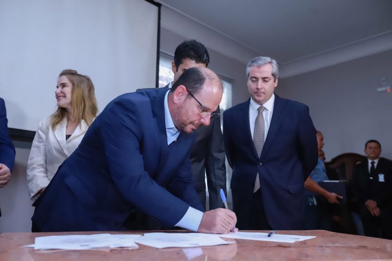 O Governo do Pará firmou um convênio com a empresa mineradora Vale a fim de estruturar ainda mais as ações de segurança pública no sudeste paraense.  <div class='credito_fotos'>Foto: Marco Santos / Ag. Pará   |   <a href='/midias/2019/originais/5454_assinaturaacordosdecooperacaovale_marcosantos_0041.jpg' download><i class='fa-solid fa-download'></i> Download</a></div>