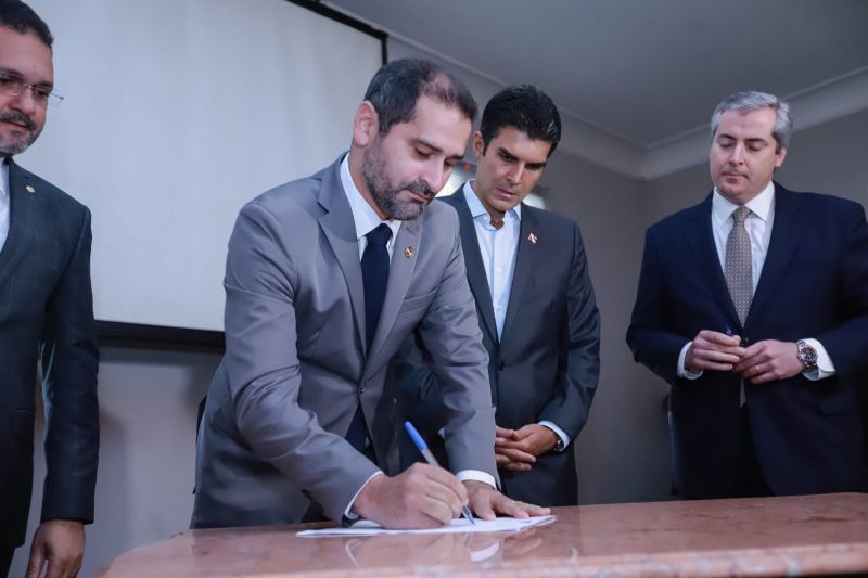 O Governo do Pará firmou um convênio com a empresa mineradora Vale a fim de estruturar ainda mais as ações de segurança pública no sudeste paraense.  <div class='credito_fotos'>Foto: Marco Santos / Ag. Pará   |   <a href='/midias/2019/originais/5454_assinaturaacordosdecooperacaovale_marcosantos_0042.jpg' download><i class='fa-solid fa-download'></i> Download</a></div>