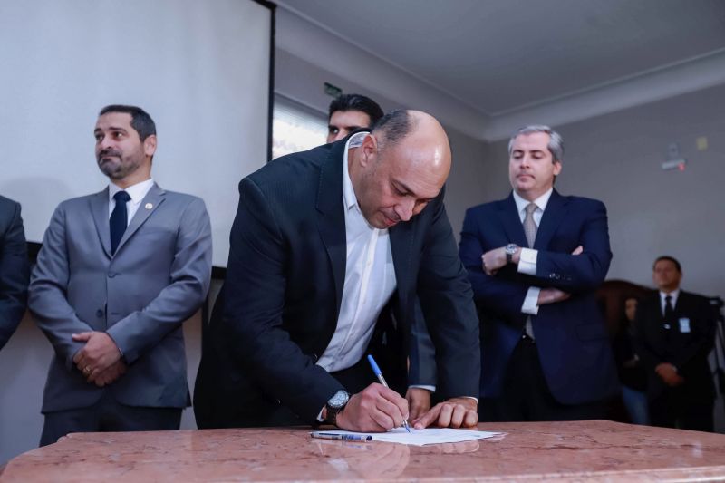 O Governo do Pará firmou um convênio com a empresa mineradora Vale a fim de estruturar ainda mais as ações de segurança pública no sudeste paraense.  <div class='credito_fotos'>Foto: Marco Santos / Ag. Pará   |   <a href='/midias/2019/originais/5454_assinaturaacordosdecooperacaovale_marcosantos_0047.jpg' download><i class='fa-solid fa-download'></i> Download</a></div>