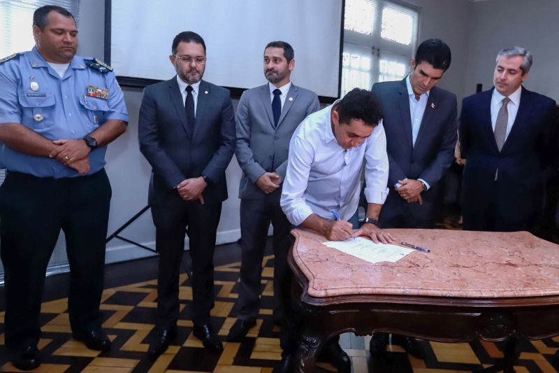 O Governo do Pará firmou um convênio com a empresa mineradora Vale a fim de estruturar ainda mais as ações de segurança pública no sudeste paraense.  <div class='credito_fotos'>Foto: Marco Santos / Ag. Pará   |   <a href='/midias/2019/originais/5454_assinaturaacordosdecooperacaovale_marcosantos_0048.jpg' download><i class='fa-solid fa-download'></i> Download</a></div>