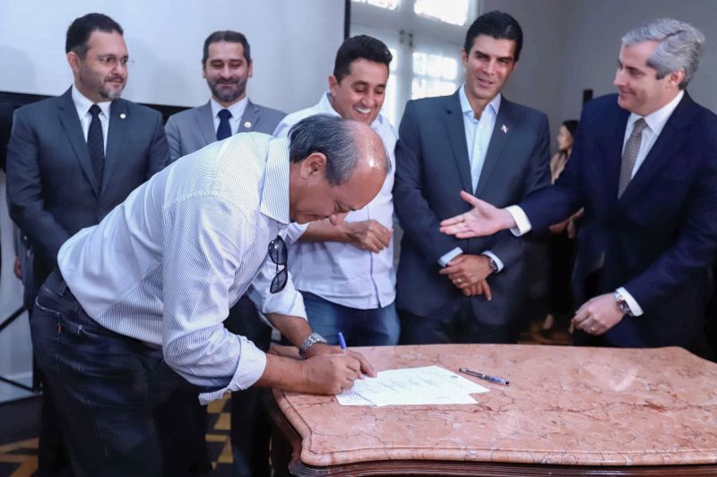 O Governo do Pará firmou um convênio com a empresa mineradora Vale a fim de estruturar ainda mais as ações de segurança pública no sudeste paraense.  <div class='credito_fotos'>Foto: Marco Santos / Ag. Pará   |   <a href='/midias/2019/originais/5454_assinaturaacordosdecooperacaovale_marcosantos_0049.jpg' download><i class='fa-solid fa-download'></i> Download</a></div>