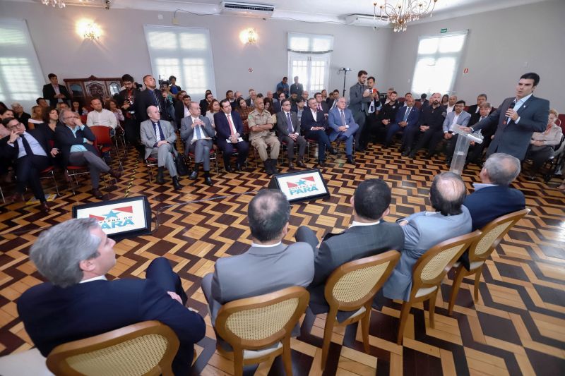 O Governo do Pará firmou um convênio com a empresa mineradora Vale a fim de estruturar ainda mais as ações de segurança pública no sudeste paraense.  <div class='credito_fotos'>Foto: Marco Santos / Ag. Pará   |   <a href='/midias/2019/originais/5454_assinaturaacordosdecooperacaovale_marcosantos_0059.jpg' download><i class='fa-solid fa-download'></i> Download</a></div>