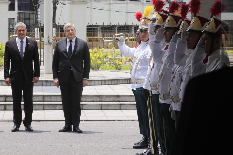 Possíveis parcerias entre os governos do Pará e da França em diversas áreas, sobretudo Meio Ambiente, mas também com ênfase em questões urbanas, como cidades inteligentes, foram tratadas pelo governador Helder Barbalho com o embaixador francês Michel Miraillet <div class='credito_fotos'>Foto: Marco Santos / Ag. Pará   |   <a href='/midias/2019/originais/5456_governadorhelderrecebeembaixadordafranca_marcosantos_0004.jpg' download><i class='fa-solid fa-download'></i> Download</a></div>