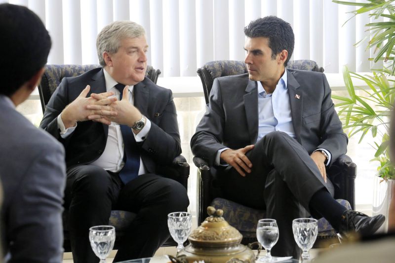 Possíveis parcerias entre os governos do Pará e da França em diversas áreas, sobretudo Meio Ambiente, mas também com ênfase em questões urbanas, como cidades inteligentes, foram tratadas pelo governador Helder Barbalho com o embaixador francês Michel Miraillet <div class='credito_fotos'>Foto: Marco Santos / Ag. Pará   |   <a href='/midias/2019/originais/5456_governadorhelderrecebeembaixadordafranca_marcosantos_0009.jpg' download><i class='fa-solid fa-download'></i> Download</a></div>
