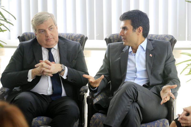 Possíveis parcerias entre os governos do Pará e da França em diversas áreas, sobretudo Meio Ambiente, mas também com ênfase em questões urbanas, como cidades inteligentes, foram tratadas pelo governador Helder Barbalho com o embaixador francês Michel Miraillet <div class='credito_fotos'>Foto: Marco Santos / Ag. Pará   |   <a href='/midias/2019/originais/5456_governadorhelderrecebeembaixadordafranca_marcosantos_0010.jpg' download><i class='fa-solid fa-download'></i> Download</a></div>