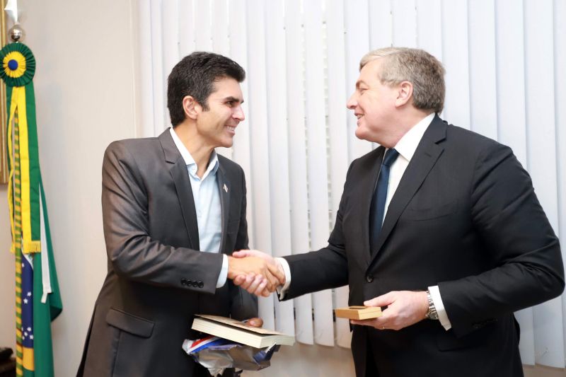 Possíveis parcerias entre os governos do Pará e da França em diversas áreas, sobretudo Meio Ambiente, mas também com ênfase em questões urbanas, como cidades inteligentes, foram tratadas pelo governador Helder Barbalho com o embaixador francês Michel Miraillet <div class='credito_fotos'>Foto: Marco Santos / Ag. Pará   |   <a href='/midias/2019/originais/5456_governadorhelderrecebeembaixadordafranca_marcosantos_0018.jpg' download><i class='fa-solid fa-download'></i> Download</a></div>
