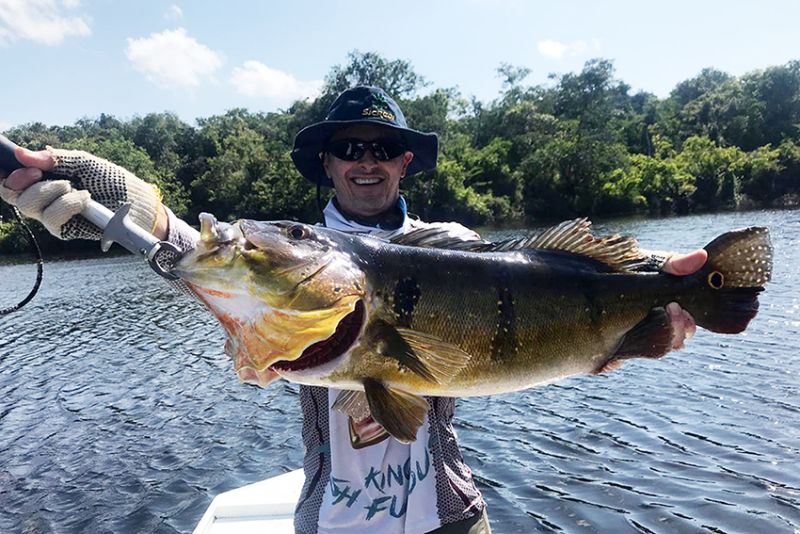 Proteção do meio ambiente e das espécies, melhoria da qualidade de vida das comunidades tradicionais com a geração de emprego e renda. Esses são os objetivos da implementação da atividade de pesca esportiva na Floresta Estadual de Faro. <div class='credito_fotos'>Foto: ASCOM / IDEFLOR   |   <a href='/midias/2019/originais/5457_pescaesportivafaro1.jpg' download><i class='fa-solid fa-download'></i> Download</a></div>