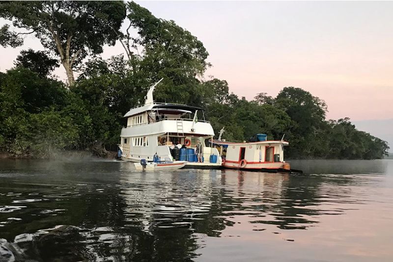 Proteção do meio ambiente e das espécies, melhoria da qualidade de vida das comunidades tradicionais com a geração de emprego e renda. Esses são os objetivos da implementação da atividade de pesca esportiva na Floresta Estadual de Faro. <div class='credito_fotos'>Foto: ASCOM / IDEFLOR   |   <a href='/midias/2019/originais/5457_pescaesportivafaro4.jpg' download><i class='fa-solid fa-download'></i> Download</a></div>