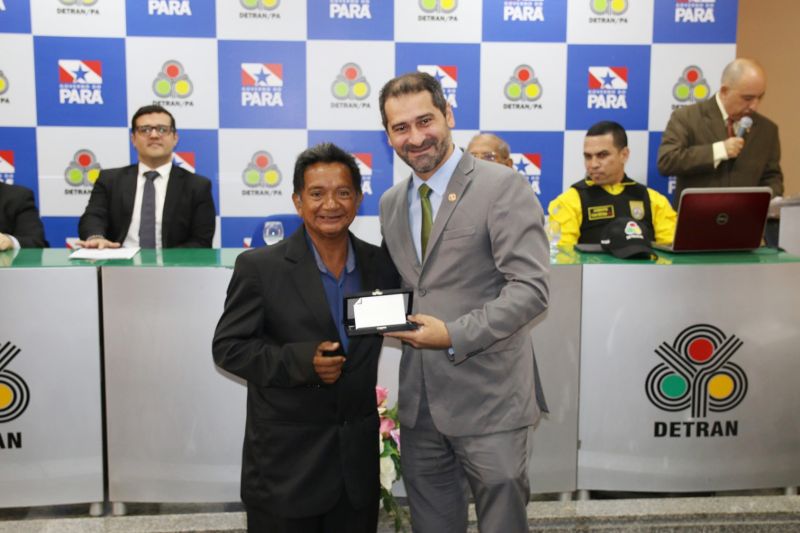 Mais de 200 pessoas estiveram na manhã desta quarta-feira (18), no auditório João Marques, do Departamento de Trânsito do Estado do Pará (Detran), para a abertura da Semana Nacional de Trânsito 2019 (SNT). Sob o slogan “No trânsito, o sentido é a vida”, a semana este ano contará com uma extensa programação na capital e só termina no dia 25, em Marabá. <div class='credito_fotos'>Foto: ASCOM / DETRAN   |   <a href='/midias/2019/originais/5459_photo-2019-09-18-15-33-09_4.jpg' download><i class='fa-solid fa-download'></i> Download</a></div>