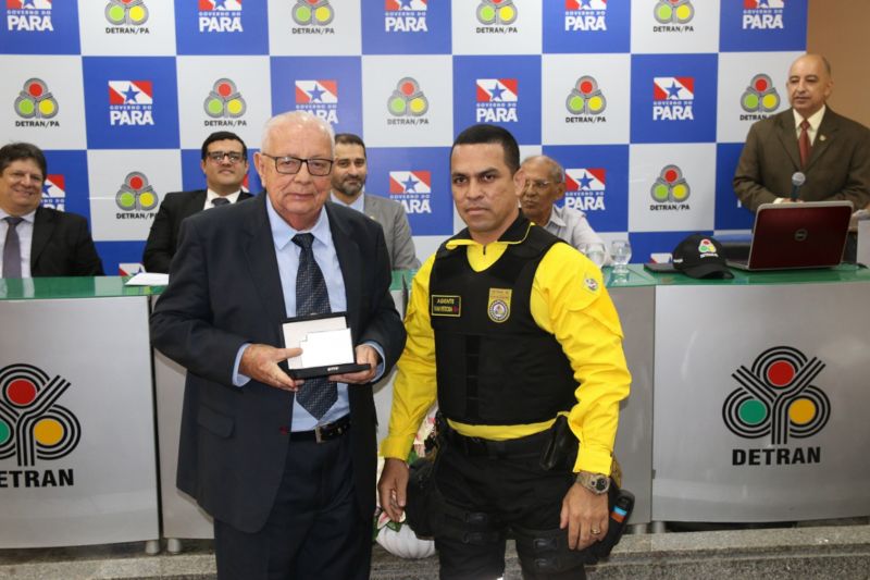 Mais de 200 pessoas estiveram na manhã desta quarta-feira (18), no auditório João Marques, do Departamento de Trânsito do Estado do Pará (Detran), para a abertura da Semana Nacional de Trânsito 2019 (SNT). Sob o slogan “No trânsito, o sentido é a vida”, a semana este ano contará com uma extensa programação na capital e só termina no dia 25, em Marabá. <div class='credito_fotos'>Foto: ASCOM / DETRAN   |   <a href='/midias/2019/originais/5459_photo-2019-09-18-15-33-09_6.jpg' download><i class='fa-solid fa-download'></i> Download</a></div>