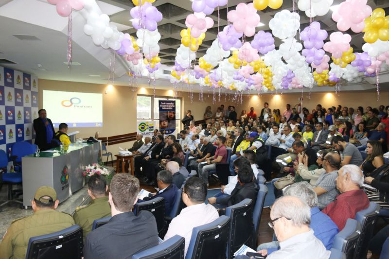 Mais de 200 pessoas estiveram na manhã desta quarta-feira (18), no auditório João Marques, do Departamento de Trânsito do Estado do Pará (Detran), para a abertura da Semana Nacional de Trânsito 2019 (SNT). Sob o slogan “No trânsito, o sentido é a vida”, a semana este ano contará com uma extensa programação na capital e só termina no dia 25, em Marabá. <div class='credito_fotos'>Foto: ASCOM / DETRAN   |   <a href='/midias/2019/originais/5459_photo-2019-09-18-15-33-09_7.jpg' download><i class='fa-solid fa-download'></i> Download</a></div>