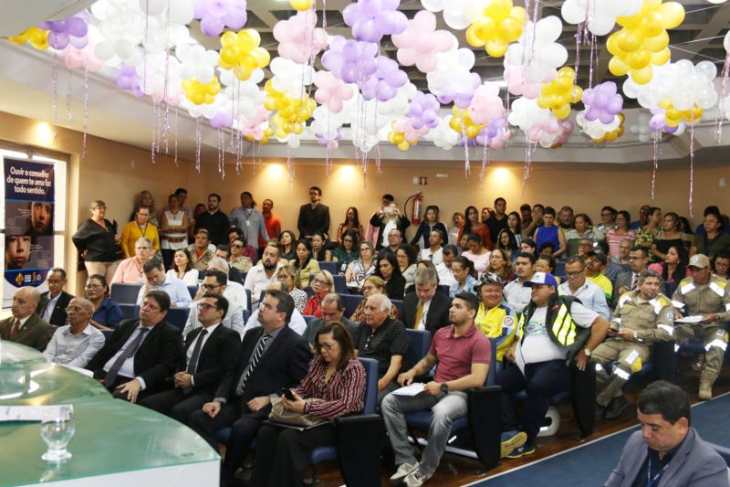 Mais de 200 pessoas estiveram na manhã desta quarta-feira (18), no auditório João Marques, do Departamento de Trânsito do Estado do Pará (Detran), para a abertura da Semana Nacional de Trânsito 2019 (SNT). Sob o slogan “No trânsito, o sentido é a vida”, a semana este ano contará com uma extensa programação na capital e só termina no dia 25, em Marabá. <div class='credito_fotos'>Foto: ASCOM / DETRAN   |   <a href='/midias/2019/originais/5459_photo-2019-09-18-15-33-09_8.jpg' download><i class='fa-solid fa-download'></i> Download</a></div>