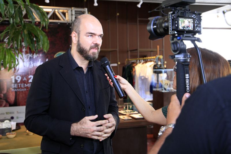 Fábio Secilia <div class='credito_fotos'>Foto: JADER PAES / AG. PARÁ   |   <a href='/midias/2019/originais/5463_feiradochocolatepolojoalheiro154.jpg' download><i class='fa-solid fa-download'></i> Download</a></div>