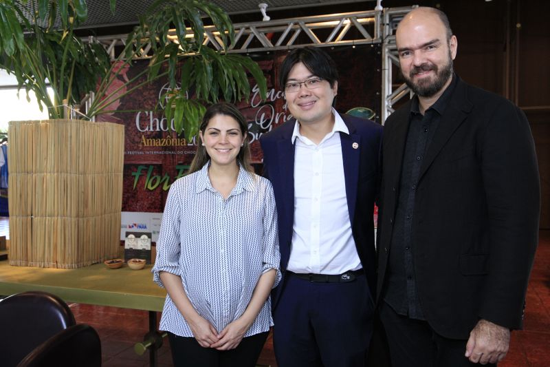 Luciana Centeno, Hugo Suenaga e Fábio secilia <div class='credito_fotos'>Foto: JADER PAES / AG. PARÁ   |   <a href='/midias/2019/originais/5463_feiradochocolatepolojoalheiro157.jpg' download><i class='fa-solid fa-download'></i> Download</a></div>