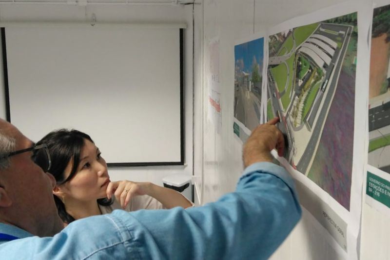 “O governador atual demonstra preocupação e manifesta seu interesse em relação às obras da BR-316. Isso é muito importante”, avaliou Eri Taniguchi, coordenadora de projetos da JICA, durante a quarta visita técnica às obras de Requalificação da BR-316, que ocorreu nesta terça (17) e quarta-feira (18). Ainda segundo Eri, a Agência de Cooperação Internacional do Japão (JICA), a participação ativa de Helder Barbalho possibilita uma maior agilidade na execução do projeto. A presença da representante da Agência faz parte do cronograma trimestral dos japoneses, que financiam 78% do projeto, executado pelo Governo do Pará. <div class='credito_fotos'>Foto: ASCOM NGTM   |   <a href='/midias/2019/originais/5465_foto2.jpg' download><i class='fa-solid fa-download'></i> Download</a></div>