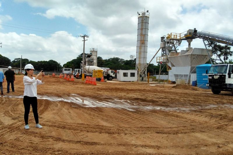 “O governador atual demonstra preocupação e manifesta seu interesse em relação às obras da BR-316. Isso é muito importante”, avaliou Eri Taniguchi, coordenadora de projetos da JICA, durante a quarta visita técnica às obras de Requalificação da BR-316, que ocorreu nesta terça (17) e quarta-feira (18). Ainda segundo Eri, a Agência de Cooperação Internacional do Japão (JICA), a participação ativa de Helder Barbalho possibilita uma maior agilidade na execução do projeto. A presença da representante da Agência faz parte do cronograma trimestral dos japoneses, que financiam 78% do projeto, executado pelo Governo do Pará. <div class='credito_fotos'>Foto: ASCOM NGTM   |   <a href='/midias/2019/originais/5465_foto3.jpg' download><i class='fa-solid fa-download'></i> Download</a></div>