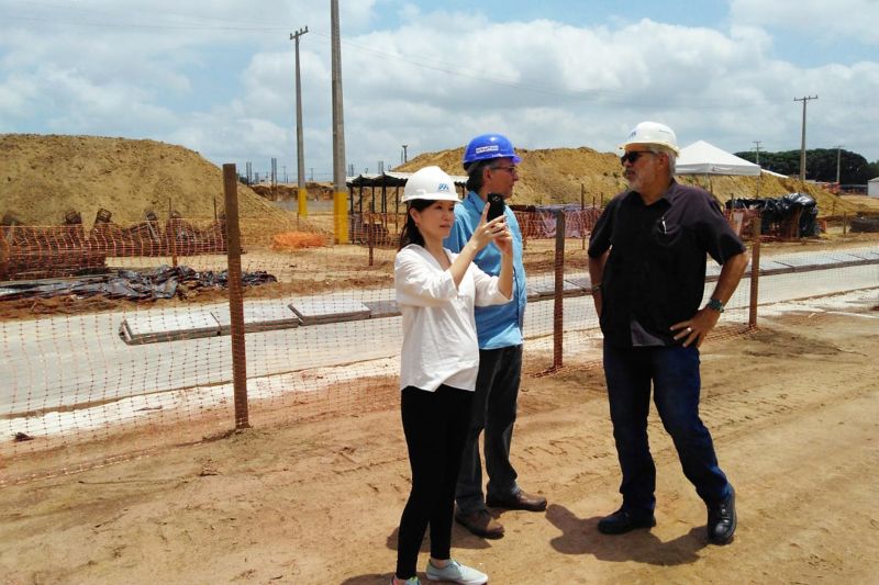 “O governador atual demonstra preocupação e manifesta seu interesse em relação às obras da BR-316. Isso é muito importante”, avaliou Eri Taniguchi, coordenadora de projetos da JICA, durante a quarta visita técnica às obras de Requalificação da BR-316, que ocorreu nesta terça (17) e quarta-feira (18). Ainda segundo Eri, a Agência de Cooperação Internacional do Japão (JICA), a participação ativa de Helder Barbalho possibilita uma maior agilidade na execução do projeto. A presença da representante da Agência faz parte do cronograma trimestral dos japoneses, que financiam 78% do projeto, executado pelo Governo do Pará. <div class='credito_fotos'>Foto: ASCOM NGTM   |   <a href='/midias/2019/originais/5465_foto4.jpg' download><i class='fa-solid fa-download'></i> Download</a></div>