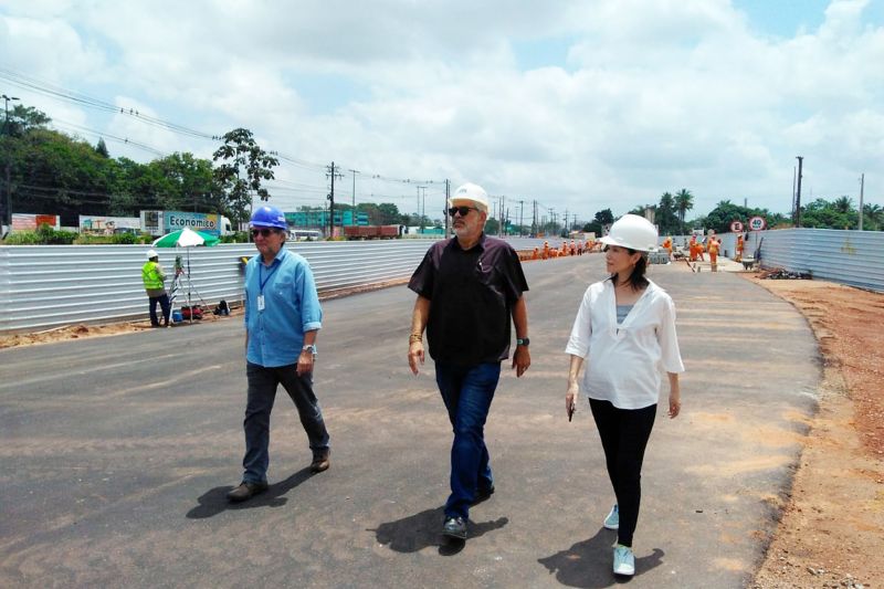 “O governador atual demonstra preocupação e manifesta seu interesse em relação às obras da BR-316. Isso é muito importante”, avaliou Eri Taniguchi, coordenadora de projetos da JICA, durante a quarta visita técnica às obras de Requalificação da BR-316, que ocorreu nesta terça (17) e quarta-feira (18). Ainda segundo Eri, a Agência de Cooperação Internacional do Japão (JICA), a participação ativa de Helder Barbalho possibilita uma maior agilidade na execução do projeto. A presença da representante da Agência faz parte do cronograma trimestral dos japoneses, que financiam 78% do projeto, executado pelo Governo do Pará. <div class='credito_fotos'>Foto: ASCOM NGTM   |   <a href='/midias/2019/originais/5465_foto8.jpg' download><i class='fa-solid fa-download'></i> Download</a></div>