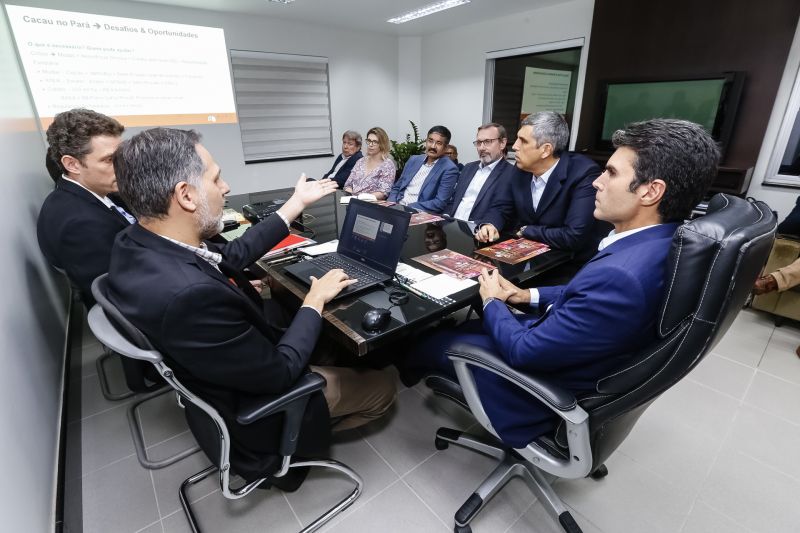  O governador Helder Barbalho apresentou ao público o 6º Festival Internacional do Chocolate e a 18ª Exposição Flor Pará, eventos abertos na noite desta quinta-feira (19), no Hangar - Centro de Convenções e Feiras da Amazônia, em Belém.  <div class='credito_fotos'>Foto: Marcelo Seabra / Ag. Pará   |   <a href='/midias/2019/originais/5467_20190919200454__mg_7206.jpg' download><i class='fa-solid fa-download'></i> Download</a></div>