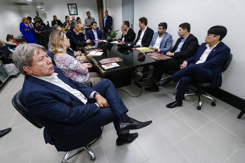  O governador Helder Barbalho apresentou ao público o 6º Festival Internacional do Chocolate e a 18ª Exposição Flor Pará, eventos abertos na noite desta quinta-feira (19), no Hangar - Centro de Convenções e Feiras da Amazônia, em Belém.  <div class='credito_fotos'>Foto: Marcelo Seabra / Ag. Pará   |   <a href='/midias/2019/originais/5467_20190919200514__mg_7209.jpg' download><i class='fa-solid fa-download'></i> Download</a></div>