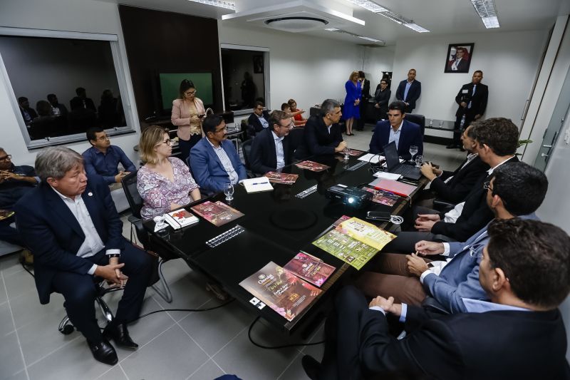  O governador Helder Barbalho apresentou ao público o 6º Festival Internacional do Chocolate e a 18ª Exposição Flor Pará, eventos abertos na noite desta quinta-feira (19), no Hangar - Centro de Convenções e Feiras da Amazônia, em Belém.  <div class='credito_fotos'>Foto: Marcelo Seabra / Ag. Pará   |   <a href='/midias/2019/originais/5467_20190919201206__mg_7214.jpg' download><i class='fa-solid fa-download'></i> Download</a></div>