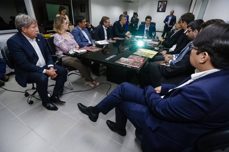  O governador Helder Barbalho apresentou ao público o 6º Festival Internacional do Chocolate e a 18ª Exposição Flor Pará, eventos abertos na noite desta quinta-feira (19), no Hangar - Centro de Convenções e Feiras da Amazônia, em Belém.  <div class='credito_fotos'>Foto: Marcelo Seabra / Ag. Pará   |   <a href='/midias/2019/originais/5467_20190919201219__mg_7217.jpg' download><i class='fa-solid fa-download'></i> Download</a></div>